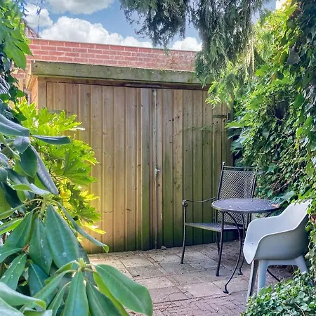 Stunning In With 2 Bedrooms Holiday home Den Dungen