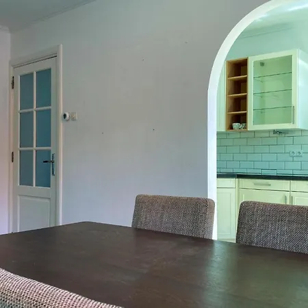 Stunning In With 2 Bedrooms *