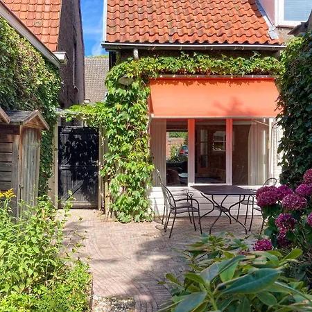 Stunning In With 2 Bedrooms *